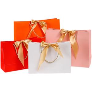 Sacs-cadeaux de mode en papier de luxe, élégants et durables, personnalisés avec logos personnalisés pour le shopping - Product Image 1