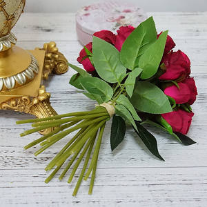 Roses rouges 18 têtes <span class=keywords><strong>Bouquet</strong></span> <span class=keywords><strong>de</strong></span> <span class=keywords><strong>mariée</strong></span> à tenir à la main Fleurs artificielles <span class=keywords><strong>en</strong></span> rose pour la décoration <span class=keywords><strong>de</strong></span> mariage à domicile - Product Image 3