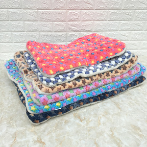 Almohadilla rectangular de lana coral para perros, cama para mascotas con lunares, suave y lavable, para perros, color aleatorio - Product Image 4