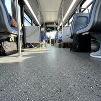 Nouveau revêtement de sol PVC haute brillance personnalisable, revêtement de sol de sécurité pour le transport, revêtement de sol en sable de quartz en rouleau pour bus et train