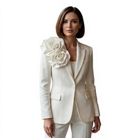 Setelan Blazer Kancing Tunggal Bertekstur Ivory 3D Rose Corsage dengan Celana Lurus untuk Wanita, Setelan Bisnis Formal Kantor Elegan, Custom OEM/ODM