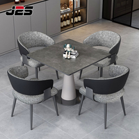 Ensemble table et chaises de restaurant commercial J2S, cadre métallique rembourré sur mesure, mobilier hôtelier pour projets hôteliers