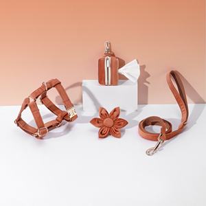 Non Pull Caramel Brown Chaleco personalizado Juego de arnés y correa de perro de terciopelo con soporte para bolsa de caca - Product Image 2