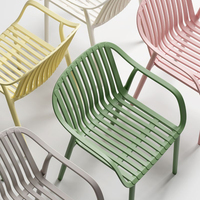 Chaise de jardin/de repas extérieure de style victorien, imperméable, en plastique PP coloré avec accoudoirs, empilable et légère