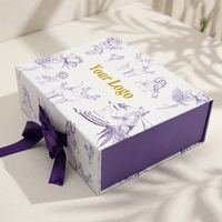 Boîte cadeau en toile blanche en gros avec imprimé floral botanique violet (oiseaux, renards, cerfs) et nœud en ruban de satin, fermeture à œillet, approvisionnement en vrac