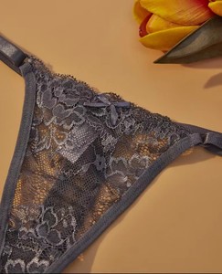 Culottes string en dentelle florale pour femmes, à taille basse, avec bretelles réglables, en maille transparente respirante, lingerie sexy, vente en gros - Product Image 3