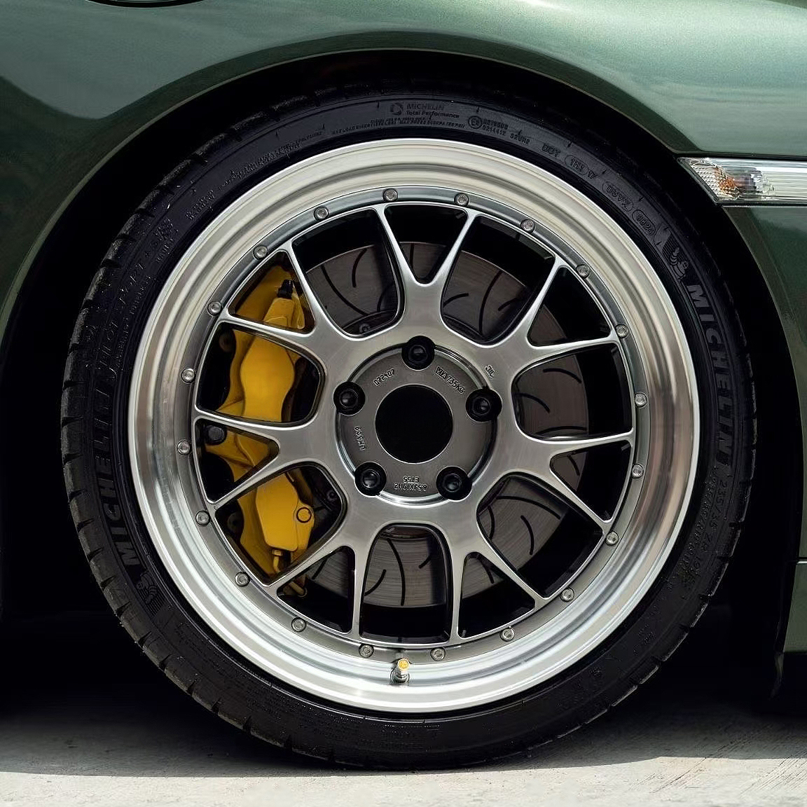 สีเทาขัดเงา