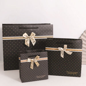 Sacs cadeaux en carton blanc de luxe personnalisés avec ruban, poignée, logo personnalisé, options de couleur et de taille, impression offset CMYK, respectueux de l'environnement, pour chaussures - Product Image 4