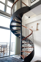 Escalier circulaire de style européen minimaliste avec structure en acier robuste et marches en bois massif, escalier en spirale en bois