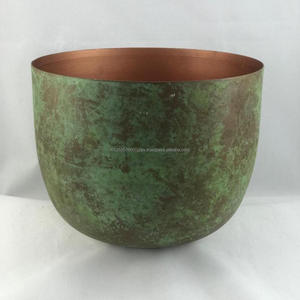 Pot de fleur rond en fer fait main avec vase de table polyvalent en métal patiné pour la décoration de la maison et du mariage pour les hôtels et le jardin - Product Image 2