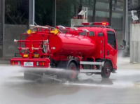 Camion de pompiers avec citerne de 3000 litres en acier inoxydable 304, multifonction pour pulvérisation et rinçage, adaptable au châssis du client