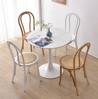 Chaise de salle à manger en bois de mahogany massif de style français américain moderne avec dossier en rotin, design durable pour usage commercial, hôtel, bar