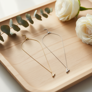 Collana con Ciondolo a Forma di Lettera V con Diamante Angelina, Catena Minimalista in Acciaio Inossidabile, Unisex per Uso Quotidiano - Product Image 5