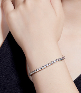 Pulsera de tenis de moissanita chapada en oro de 18 quilates para mujer, con corte brillante redondo y engaste de canal, joyería clásica para uso diario - Product Image 5