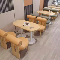 Ensemble de table et tabourets pour café commercial, banquette murale longue avec tabourets intégrés pour café et restaurant