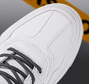 Zapatos de hombre estilo board, versátiles, de color sólido, deportivos, casuales, antideslizantes y resistentes al desgaste, negros, de cuero, planos, para caminar. - Product Image 5