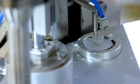 Machine de remplissage et de capsulage automatique multifonctionnelle pour milk-shake de sachets en plastique approuvés CE