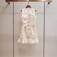 Robe droite deux pièces à col rond sans manches, longueur au-dessus du genou, avec empiècements floraux ajourés