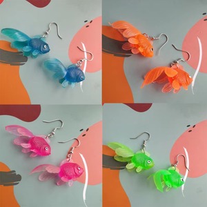 Boucles d'oreilles pendantes créatives pour femme, en forme de <span class=keywords><strong>poisson</strong></span> <span class=keywords><strong>rouge</strong></span> multicolore transparent, en plastique néon, bijoux fantaisie personnalisés pour fête de fille - Product Image 1