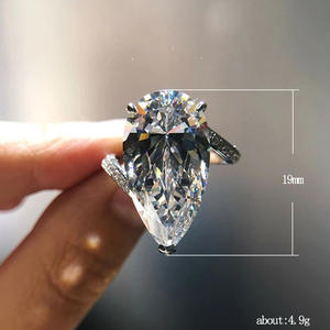 Anello da Donna F886 in Oro Bianco con Diamante Taglio a Pera Naturale Colore D, Anello di Fidanzamento con Diamanti Laterali - Product Image 5