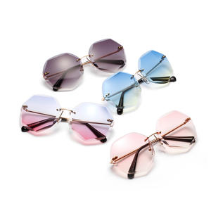 Nouvel arrivage de lunettes de soleil personnalisées de luxe pour femmes, lunettes de soleil Occhiali Da à semelle <span class=keywords><strong>tendance</strong></span> <span class=keywords><strong>2022</strong></span> - Product Image 1