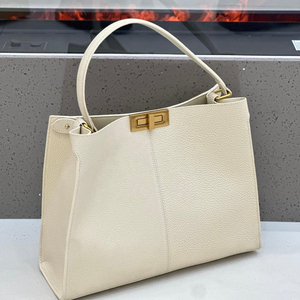 Sac à main en cuir grainé noir de luxe discret, sac fourre-tout à poignée supérieure pour femme, sac à bandoulière de créateur en cuir véritable de luxe - Product Image 5