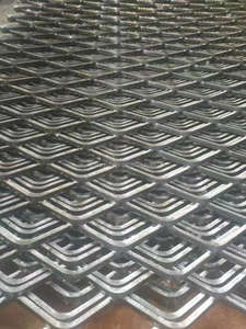 Rouleau de maille de clôture en <span class=keywords><strong>métal</strong></span> <span class=keywords><strong>déployé</strong></span> 1m x 30m pour <span class=keywords><strong>garde</strong></span>-<span class=keywords><strong>corps</strong></span> d'autoroute et protection paysagère personnalisable - Product Image 4