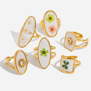 Anillo de Flores Preservadas en Acero de Titanio con Forma Geométrica, Joyería Unisex para Regalo - Product Image 1