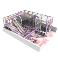 Aire de jeux intérieure Triumph Royal pour enfants avec piscine à balles, toboggan, panier de basket, structure d'escalade sur le thème du château et zone d'activités