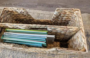 Panier fin en osier naturel tressé à la main avec compartiments, en jacinthe d'eau, pour livres et magazines, décoration esthétique pour salon - Product Image 6