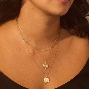 Medallón de oro nuevo de moda de 2024 con collar con colgante de serpiente y escamas pequeñas finamente detalladas - Product Image 3