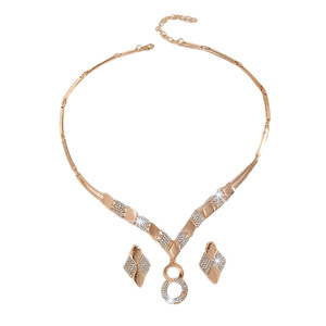Nouveau Collier Pendentif Cœur Sportif Polyvalent de Luxe Léger pour Femme, Incrusté de Zircon, Chaîne en Alliage de Bambou Réglable - Product Image 5