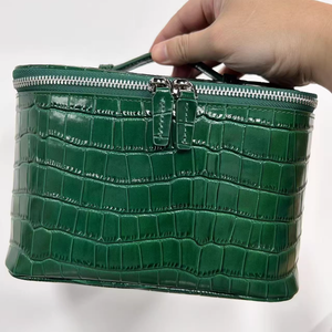Sac de maquillage en PU pour femmes de haute qualité argenté Grande capacité Pochette à cosmétiques en crocodile Fermeture éclair personnalisée Sac de toilette en PU alligator - Product Image 6