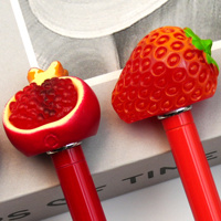 Navulbare draaibare metalen balpen met zachte siliconen fruitvormige kop, op maat gegraveerd logo, balpennen voor boekhandel, retail en cadeau's