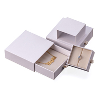 Schmuckbox mit Eigenem Logo, Samtfutter und Ausziehfach für Halsketten, Ringe und Ohrringe - Geschenkverpackung