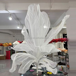Centrotavola Gigante Fatto a Mano con Fiori in Organza e Seta per Matrimoni ed Eventi - Product Image 1