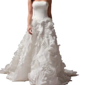 Robe de mariée personnalisable, dernière collection 2025, avec jupe ample, bustier blanc et décorations florales 3D, corset ajusté - Product Image 5