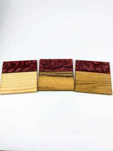 Ensemble de dessous-de-verre en résine naturelle et bois pour la maison et le bureau, protégeant les surfaces des déversements, de la chaleur et des rayures, avec un design unique et magnifique - Product Image 3