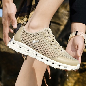 Zapatillas de malla de verano para hombre, zapatos deportivos informales ultra transpirables con diseño hueco, zapatillas ligeras y modernas que combinan con todo. - Product Image 2