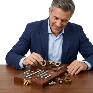 Jeu de Tic Tac Toe en bois avec pièces X O en laiton et billes métalliques, design classique sculpté, plateau pliable - Product Image 1