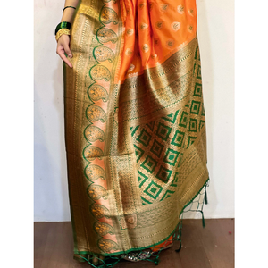 Robe de soirée en soie douce orange Elite Weaves avec sari contrasté tissé en zari - Product Image 6