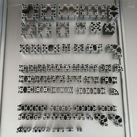 Profils d'extrusion en aluminium à fente en T 45x45 avec services de pliage, découpe et soudage, anodisés argentés pour tables CNC