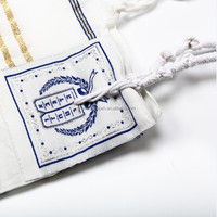 Tallit tissé à la main avec un design moderne et une prière hébraïque classique, Tallit bleu et argent de luxe avec des franges brodées à la main