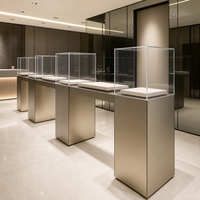 Ensemble d'agencements modulaires pour présentoirs de montres et bijoux en or champagne, avec vitrines sur piédestal