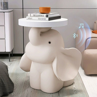 Adorable éléphant décoratif sur pied pour salon, grand meuble décoratif, près du canapé, plusieurs meubles comme cadeaux pour déménagement.