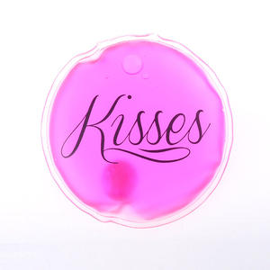 แผ่นอุ่นมือ Kisses สีแดงใส ขนาด 10x10 มม. แบบให้ความร้อนเองได้ ใช้ได้ทั้งชายหญิง สำหรับกิจกรรมกลางแจ้ง อายุการเก็บรักษา 3 ปี บรรจุ 120 ชิ้น/กล่อง - Product Image 1