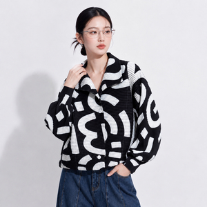 Veste plissée pour femme de haute qualité, imprimé noir et blanc, col montant, manches chauve-souris, cardigan d'été, 100% polyester - Product Image 3