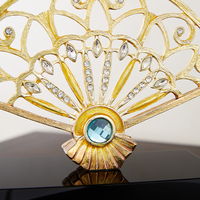 SANLOREN Ornement de bureau en métal de luxe Art déco moderne, fleurs bleues, base en cristal, peinture émaillée faite à la main