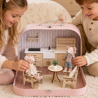 Diorama de cuisine miniature vintage : valise rose, armoire, cuisinière, évier, table, chaise, plante, tapis, étagère – Décoration d'intérieur, ornement, cadeau