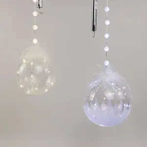 2024 nuevas luces colgantes grabadas bombilla LED bola de cristal artículo de decoración de Navidad bolas colgantes de techo